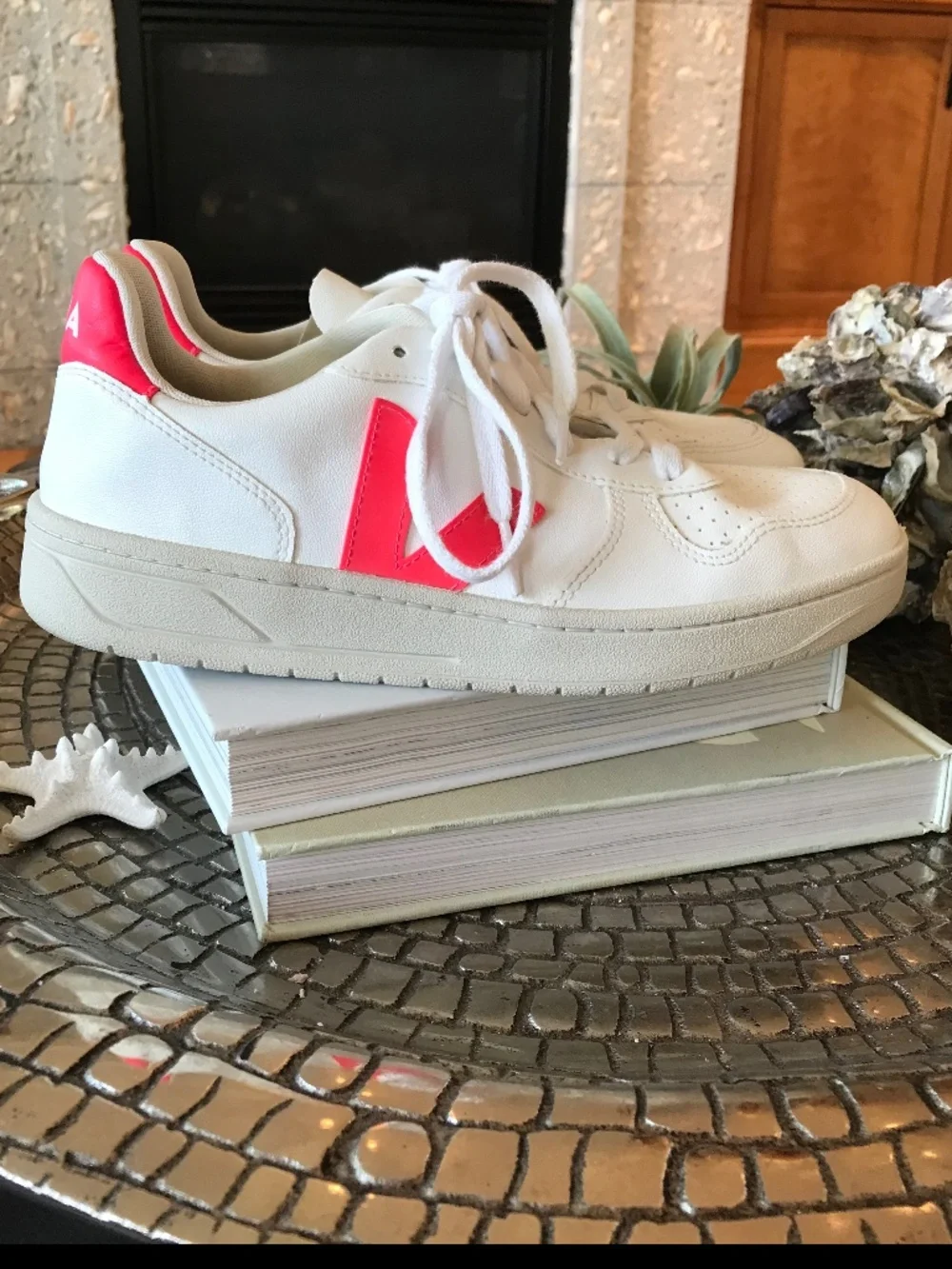 VEJA V-10 CWL VEGAN WHITE ROSE FLUO LOW TOP SNEAKERS